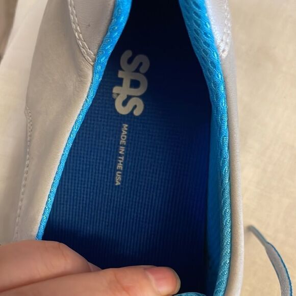 SAS STYLE SPORTY SILVER SNEAKERS.  NEW. - Picture 4 of 10